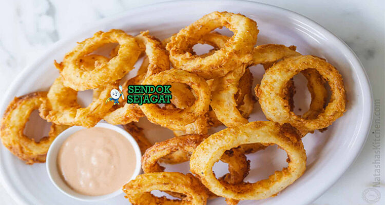 Onion Rings golden garing tumpuk tinggi garlic aioli tomato sauce di piring pub Australia