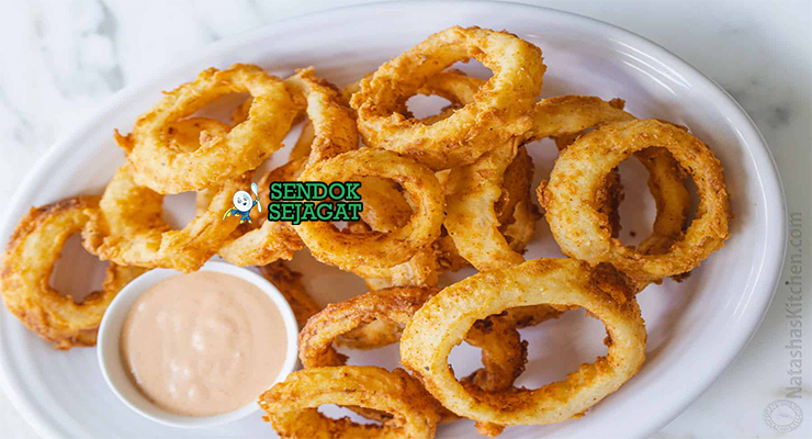 Onion Rings golden garing tumpuk tinggi garlic aioli tomato sauce di piring pub Australia