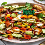 Panzanella salad roti dadu tomat basil vinaigrette di mangkuk saji