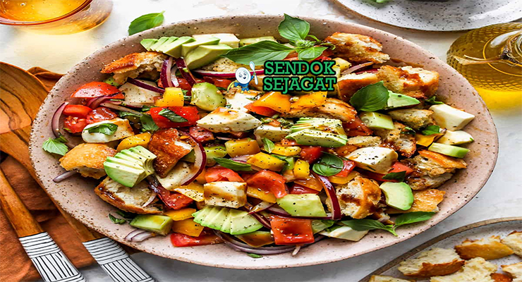 Panzanella salad roti dadu tomat basil vinaigrette di mangkuk saji