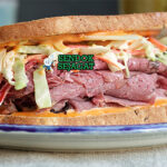 Pastrami on Rye tumpukan tinggi daging asap mustard pickles roti rye hitam