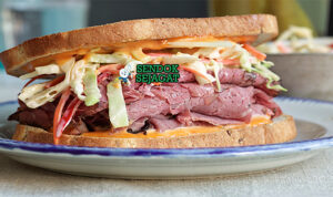 Pastrami on Rye tumpukan tinggi daging asap mustard pickles roti rye hitam