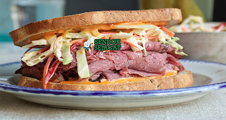 Pastrami on Rye tumpukan tinggi daging asap mustard pickles roti rye hitam