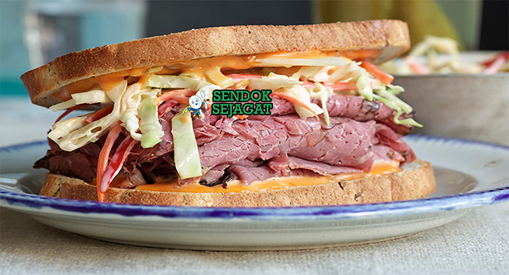 Pastrami on Rye tumpukan tinggi daging asap mustard pickles roti rye hitam