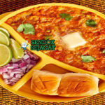 Pav Bhaji mash buttery pav toasted onion lemon di piring saji