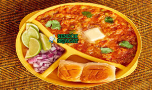 Pav Bhaji mash buttery pav toasted onion lemon di piring saji