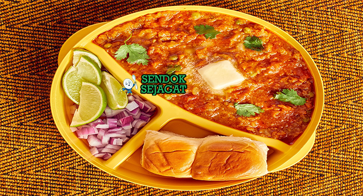 Pav Bhaji mash buttery pav toasted onion lemon di piring saji