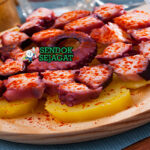 Pulpo a la Gallega iris tipis gurita empuk pimentón merah olive oil mengkilap kentang cachelos di piring kayu