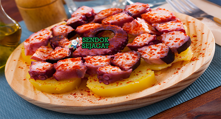 Pulpo a la Gallega iris tipis gurita empuk pimentón merah olive oil mengkilap kentang cachelos di piring kayu