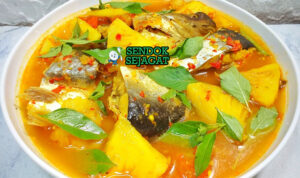 Pindang Patin kuah bening ikan utuh kemangi daun kesum nanas belimbing wuluh