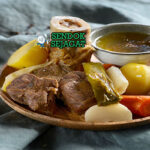 Pot-au-Feu daging sapi sayur wortel bawang kaldu bening di mangkuk saji