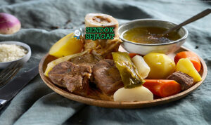 Pot-au-Feu daging sapi sayur wortel bawang kaldu bening di mangkuk saji