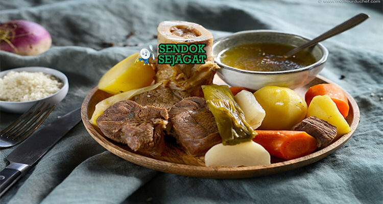 Pot-au-Feu daging sapi sayur wortel bawang kaldu bening di mangkuk saji