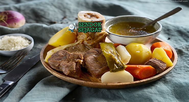 Pot-au-Feu daging sapi sayur wortel bawang kaldu bening di mangkuk saji