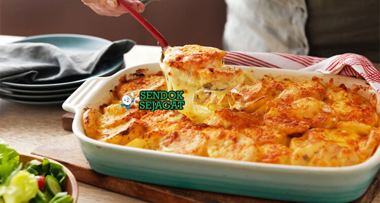 Potato Bake golden bubbly keju cheddar meleleh bacon daun bawang di loyang kaca