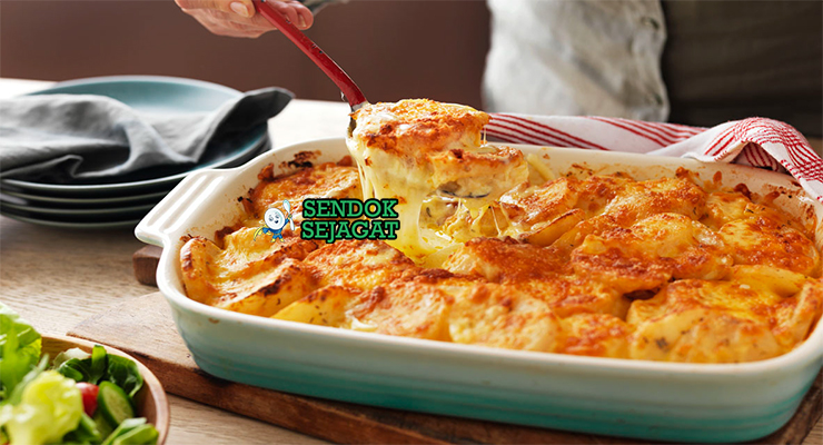 Potato Bake golden bubbly keju cheddar meleleh bacon daun bawang di loyang kaca