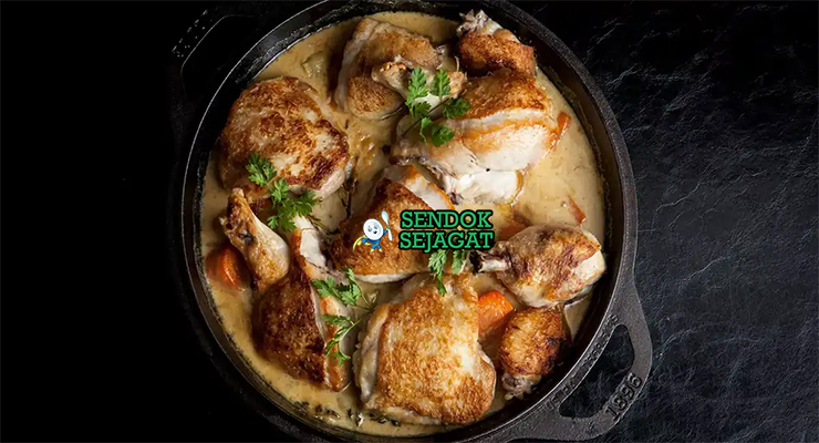 Halo, penggemar kuliner Afrika! Sendok Sejagat mengundang kamu untuk mencoba Poulet Nyembwe, ayam potong kari kacang palem pedas tomat bawang cabai rebus lambat, khas Gabon. Bayangkan menikmati hidangan ini di desa Libreville yang ramah! Oleh karena itu, Poulet Nyembwe adalah pilihan sempurna untuk menghadirkan cita rasa autentik Gabon di rumahmu. Pada kesempatan ini, kamu akan mempelajari cara membuat Poulet Nyembwe secara mudah. Kami juga bagikan trik kacang palem creamy dan pedas balance. Jadi, siapkan ayam dan kacang palem, lalu langsung mulai eksplorasi rasa Gabon ini! Mengenal Poulet Nyembwe Lebih Dekat Poulet Nyembwe adalah kari ayam Gabon, terbuat dari ayam potong tumis bawang tomat cabai rebus kacang palem creamy pedas garam disajikan nasi atau fufu. Berdasarkan BBC Good Food, Poulet Nyembwe berbeda dari Mafe atau Domoda karena kacang palem spesifik Gabon tanpa peanut atau okra. Selanjutnya, Poulet Nyembwe sering jadi family stew. Meskipuh creamy, variasi mungkin tambah udang. Karena itu, Poulet Nyembwe menawarkan cita rasa Gabon yang orisinal, cocok bagi penggemar stew pedas atau siapa saja yang ingin merasakan kuliner Central Africa. Dengan demikian, Poulet Nyembwe adalah jalan pintas membawa aroma Libreville langsung ke meja makanmu. Oleh sebab itu, yuk kita siapkan bahan-bahan nya dulu! Daftar Bahan Poulet Nyembwe Resep ini untuk 4 porsi. Pilih ayam segar untuk juicy; kacang palem kental untuk creamy. Sebagai tambahan, siapkan cabai segar untuk heat. Bahan Utama: 1 kg ayam potong 200 gram kacang palem 4 tomat cincang 2 bawang bombay cincang 4 cabai segar cincang 2 siung bawang putih cincang 2 sdm minyak palem Garam secukupnya Peralatan Pendukung: Wajan besar Sendok kayu Mangkuk saji Semua bahan sudah siap? Kamu bisa langsung menciptakan Poulet Nyembwe yang creamy dan lezat. Selanjutnya, ikuti tahapan berikut untuk hasil maksimal! Langkah-Langkah Membuat Poulet Nyembwe Patuhi panduan ini agar Poulet Nyembwe autentik dan menggugah selera. Oleh karena itu, perhatikan setiap detail supaya ayam empuk dan kacang creamy. Tumis Base Pertama-tama, tumis bawang bombay bawang putih cabai tomat hingga layu tambah minyak palem. Sementara itu, siapkan ayam. Sebagai contoh, base siap jika fragrant. Rebus Ayam Tambah ayam kacang palem garam air 500 ml lambat 40 menit hingga empuk creamy. Dengan demikian, nyembwe siap rich. Penyajian Poulet Nyembwe Sajikan panas dengan fufu. Nikmati langsung untuk sensasi terbaik. Sebaliknya, jangan overcook agar tidak kering. Sebagai tambahan, simpan kulkas hingga 2 hari. Tips Sukses Membuat Poulet Nyembwe Supaya hasilnya memuaskan, simak saran dari Sendok Sejagat: Pertama, kacang palem creamy base. Kedua, cabai segar pedas fresh. Ketiga, ayam segar juicy alami. Terakhir, lambat low heat tender. Karena itu, tips ini menjamin Poulet Nyembwe lezat dan autentik setiap kali dimasak. Cara Penyajian dan Paduan Menu Sajikan Poulet Nyembwe sebagai main stew. Selain itu, tuang bowl. Dengan demikian, padukan dengan resep Fufu dan Sup Kacang sebagai variasi Gabon lain yang lezat. Oleh karena itu, Poulet Nyembwe cocok untuk dinner keluarga dengan cita rasa Libreville. Sebagai penutup, tambahkan plantain goreng untuk sweet. Alasan Poulet Nyembwe Harus Dicoba Poulet Nyembwe menyuguhkan cita rasa Gabon autentik melalui ayam kacang palem cabai tomat creamy spicy Central African classic. Cocok bagi penggemar peanut stew variasi atau siapa saja yang ingin merasakan kuliner West Central, hidangan ini memberikan pengalaman kuliner yang comforting dan memuaskan. Sebagai tambahan, temukan lebih banyak resep Afrika di kategori Afrika. Bagikan kreasi masakmu di komentar atau tag #SendokSejagat di media sosial! Penutup Poulet Nyembwe ayam creamy kacang palem tomat cabai di bowl saji