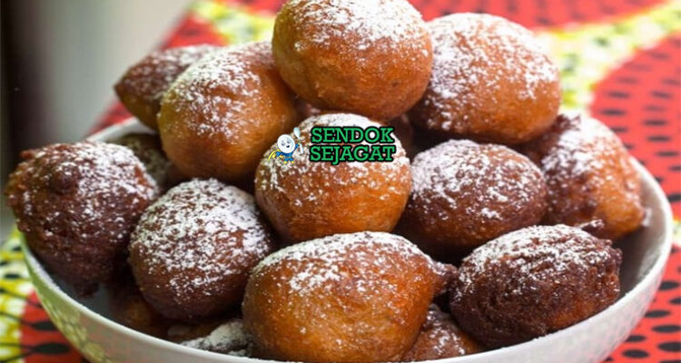 Puff Puff golden gembung tabur gula halus tumpuk tinggi di paper bag Nigeria