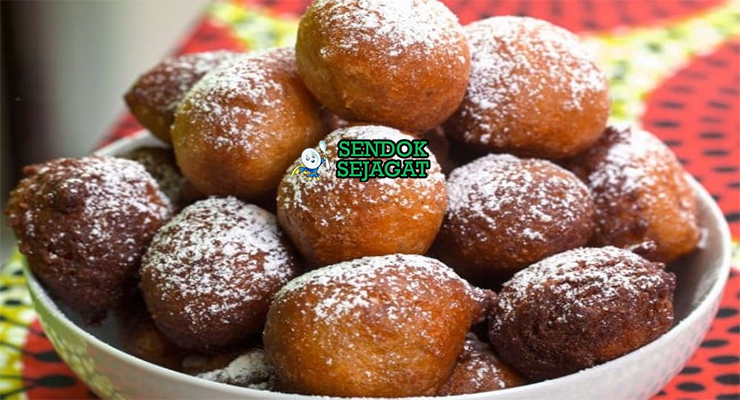 Puff Puff golden gembung tabur gula halus tumpuk tinggi di paper bag Nigeria