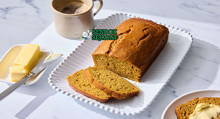 Pumpkin Bread loaf iris moist rempah walnut di piring saji