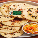 Pupusas tebal panas keju meleleh chicharrón curtido kol pedas salsa roja di piring tanah liat