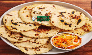 Pupusas Revuelta Meleleh Khas El Salvador Pupusas tebal panas keju meleleh chicharrón curtido kol pedas salsa roja di piring tanah liat