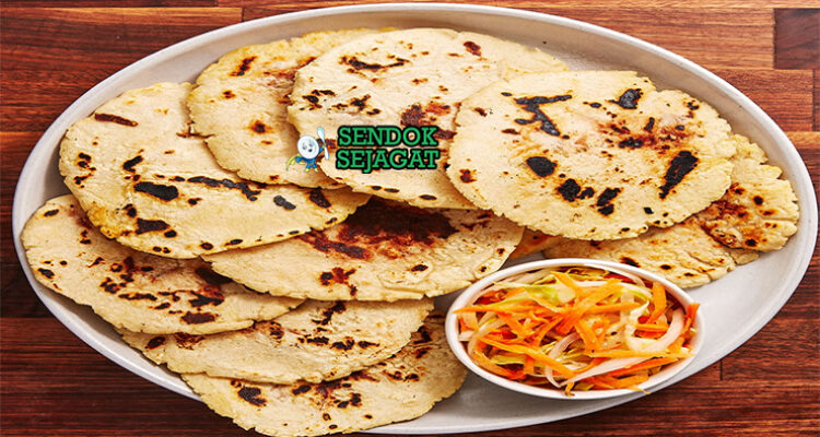 Pupusas tebal panas keju meleleh chicharrón curtido kol pedas salsa roja di piring tanah liat