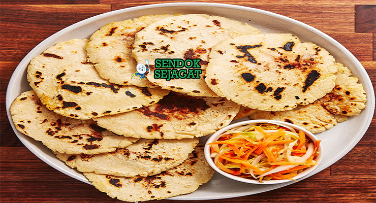Pupusas tebal panas keju meleleh chicharrón curtido kol pedas salsa roja di piring tanah liat