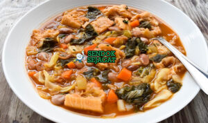 Ribollita Hangat Tuscan Autentik Ribollita kental pekat roti meleleh cavolo nero kacang cannellini olive oil drizzle di mangkuk tanah liat