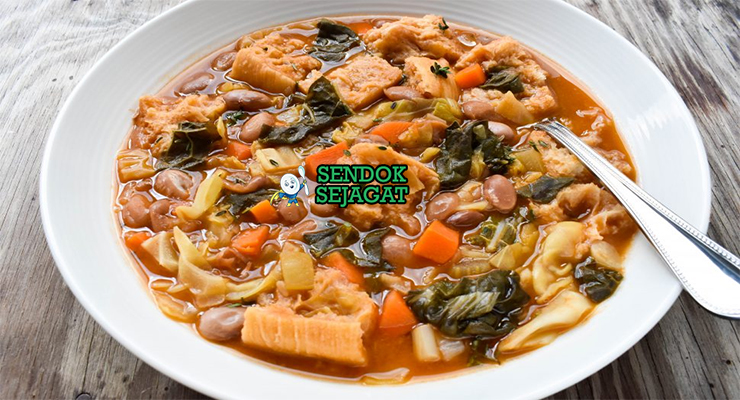 Ribollita kental pekat roti meleleh cavolo nero kacang cannellini olive oil drizzle di mangkuk tanah liat