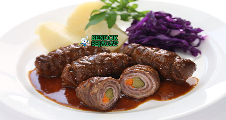 Rouladen daging gulung iris kuah wine dengan spaetzle di piring saji