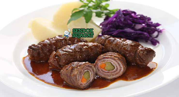 Rouladen daging gulung iris kuah wine dengan spaetzle di piring saji
