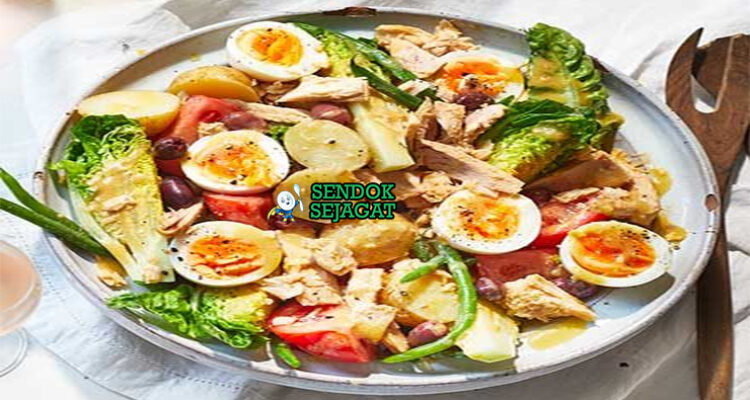 Salade Niçoise piring besar tuna seared rare telur lumer tomat olive Niçoise anchovy vinaigrette