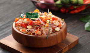 Sambal Matah iris tipis bawang serai cabe jeruk minyak di mangkuk saji