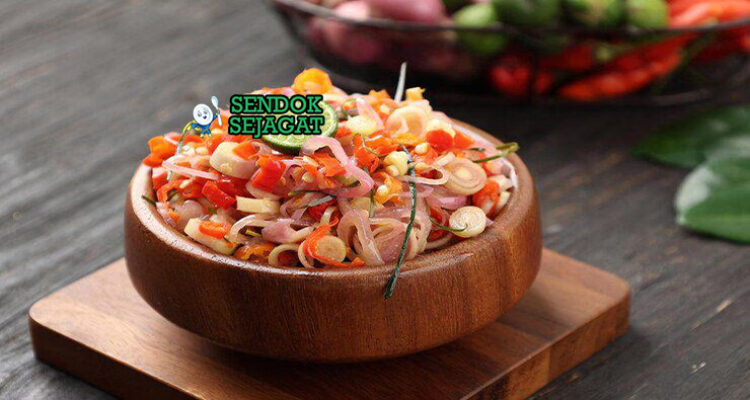 Sambal Matah iris tipis bawang serai cabe jeruk minyak di mangkuk saji
