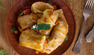 Sarmale Asap Gurih Khas Rumania Sarmale gulungan kubis isi daging smoked bacon kuah tomat smantana mămăligă di piring tanah liat