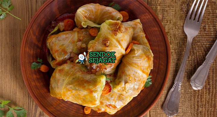 Sarmale gulungan kubis isi daging smoked bacon kuah tomat smantana mămăligă di piring tanah liat