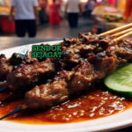 Sate Matang tusuk daging empuk kuah kari kacang kental ketupat bawang goreng emping di piring
