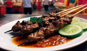 Sate Matang tusuk daging empuk kuah kari kacang kental ketupat bawang goreng emping di piring