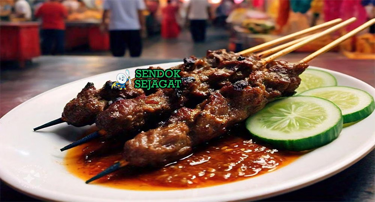 Sate Matang tusuk daging empuk kuah kari kacang kental ketupat bawang goreng emping di piring