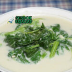 Sayur Bayam bayam hijau kuah santan rempah bawang putih serai di mangkuk saji