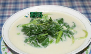 Sayur Bayam Segar Creamy Khas Indonesia Sayur Bayam bayam hijau kuah santan rempah bawang putih serai di mangkuk saji