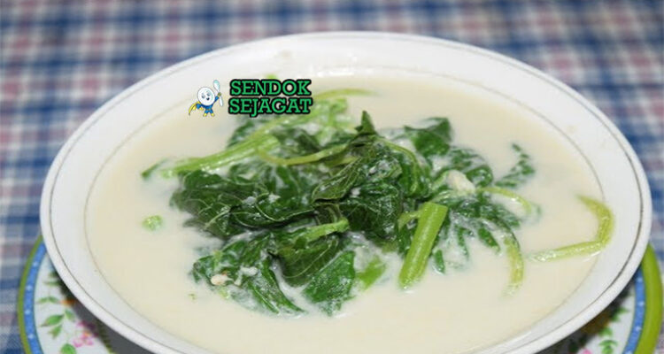 Sayur Bayam bayam hijau kuah santan rempah bawang putih serai di mangkuk saji