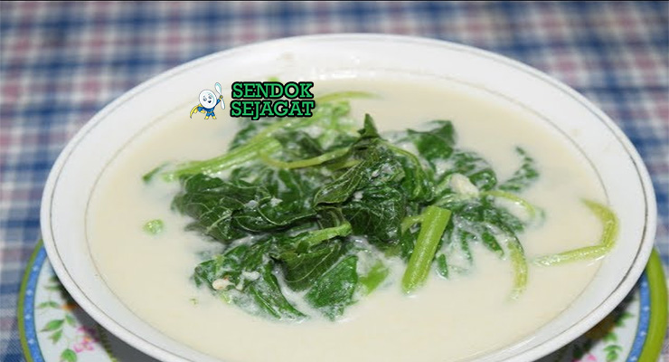 Sayur Bayam bayam hijau kuah santan rempah bawang putih serai di mangkuk saji