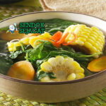 Sayur Bening Bayam kuah bening bayam jagung wortel di bowl saji