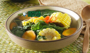 Sayur Bening Bayam kuah bening bayam jagung wortel di bowl saji