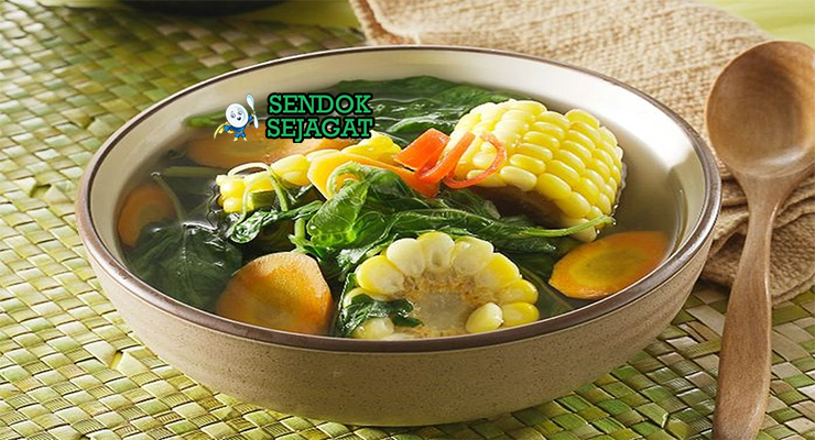 Sayur Bening Bayam kuah bening bayam jagung wortel di bowl saji
