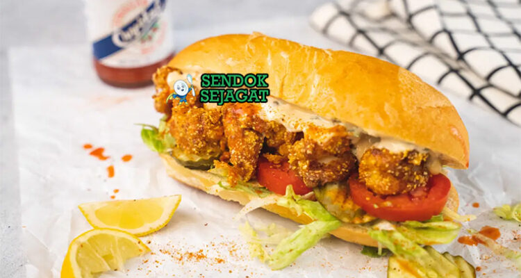 Shrimp Po' Boy sandwich udang goreng tinggi remoulade lettuce tomato di kertas lilin