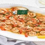 Shrimp Scampi udang besar saus mentega lemon parsley atas spaghetti di piring saji