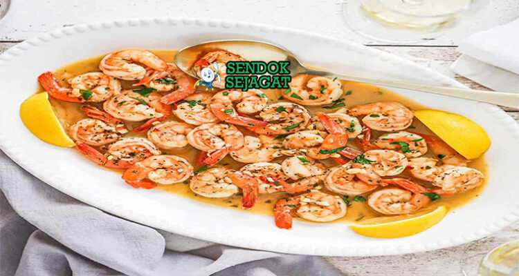Shrimp Scampi udang besar saus mentega lemon parsley atas spaghetti di piring saji